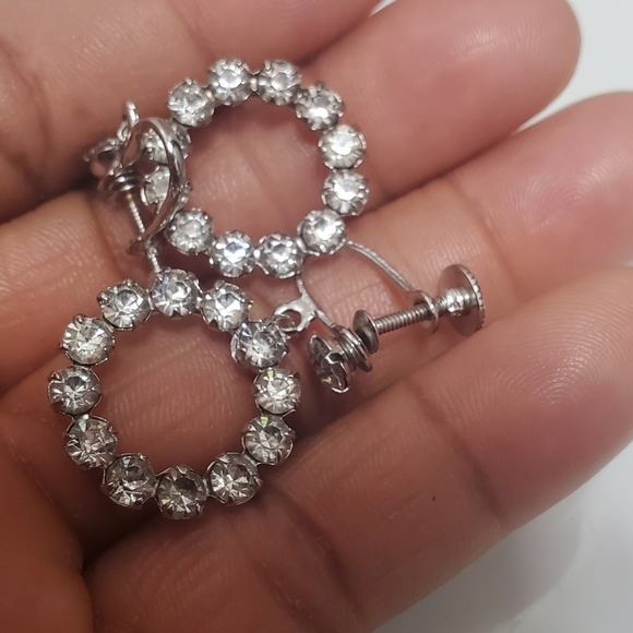 Vintage Screw Back Earrings. Drop Circular Rhinestone Pattern Earrings. 🌴 - Picture 3 of 3
